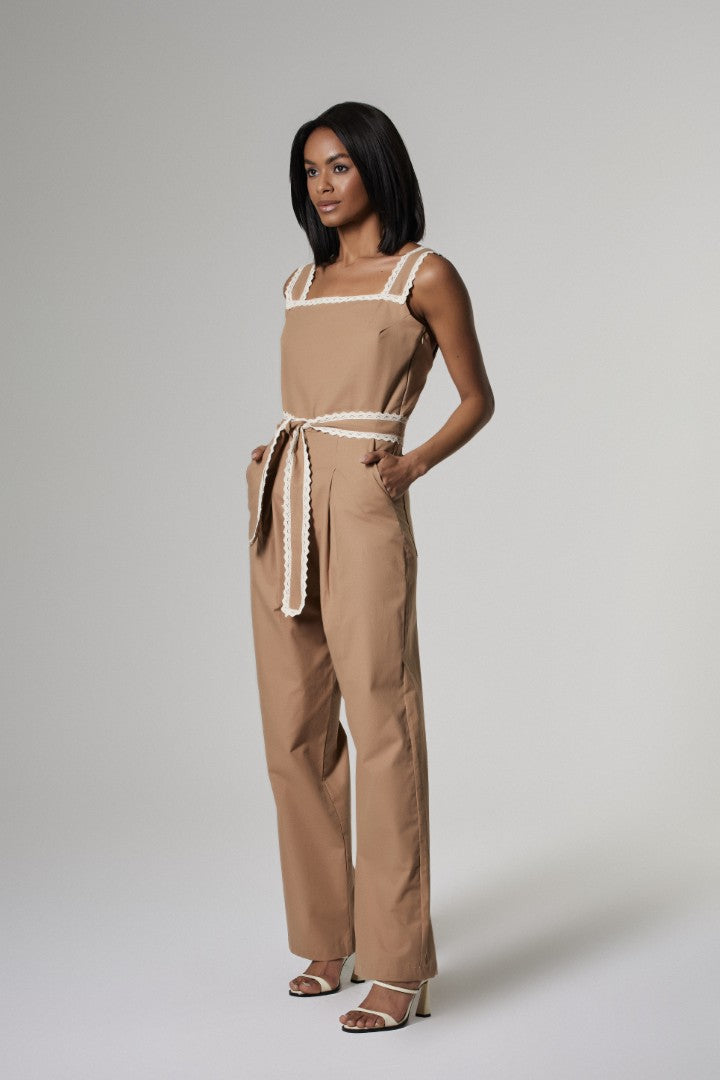 Macacão Detalhes Flora Cappuccino